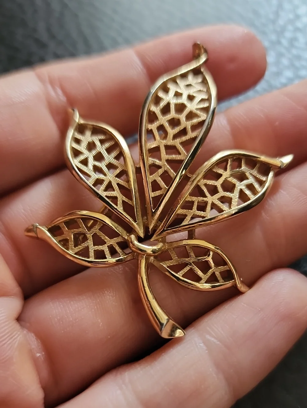 VTG Trifari Gold Floral Filigree Leaf Brooch - Women's Jewelry